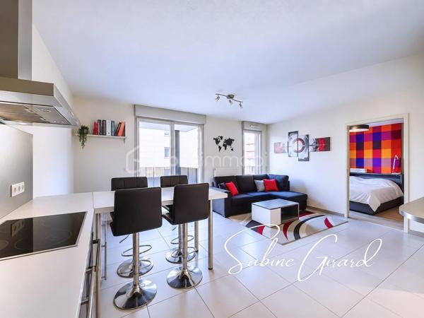 À Grenoble, à proximité du quartier Alliés, découvrez ce charmant T2 de 46 m² avec terrasse, situé au 3ᵉ étage sur 5 avec ascenseur d’une résidence de standing construite en 2013.
Un hall d’entrée dessert des toilettes indépendantes, puis une pièce de vie composée d’une cuisine ouverte équipée et d’un salon donnant directement accès à une terrasse. 
L’espace nuit comprend une chambre avec salle de bains.

Les atouts de bien:
Possibilité de garage en sus
Chauffage collectif + eau froide + eau chaude inclus dans les charges (108€/mois)
Normes BBC 2005

Un appartement agréable à vivre, qui conviendra aussi bien pour une résidence principale que pour un investissement locatif.

À découvrir rapidement !