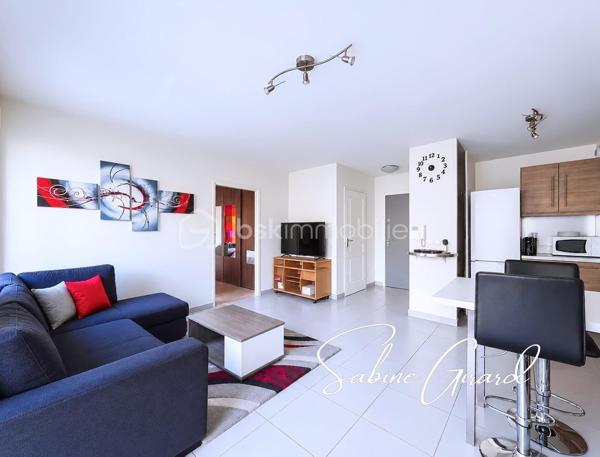 À Grenoble, à proximité du quartier Alliés, découvrez ce charmant T2 de 46 m² avec terrasse, situé au 3ᵉ étage sur 5 avec ascenseur d’une résidence de standing construite en 2013.
Un hall d’entrée dessert des toilettes indépendantes, puis une pièce de vie composée d’une cuisine ouverte équipée et d’un salon donnant directement accès à une terrasse. 
L’espace nuit comprend une chambre avec salle de bains.

Les atouts de bien:
Possibilité de garage en sus
Chauffage collectif + eau froide + eau chaude inclus dans les charges (108€/mois)
Normes BBC 2005

Un appartement agréable à vivre, qui conviendra aussi bien pour une résidence principale que pour un investissement locatif.

À découvrir rapidement !