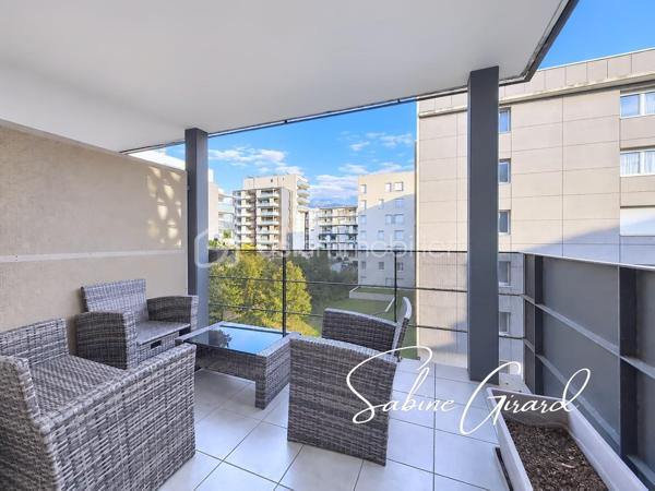 À Grenoble, à proximité du quartier Alliés, découvrez ce charmant T2 de 46 m² avec terrasse, situé au 3ᵉ étage sur 5 avec ascenseur d’une résidence de standing construite en 2013.
Un hall d’entrée dessert des toilettes indépendantes, puis une pièce de vie composée d’une cuisine ouverte équipée et d’un salon donnant directement accès à une terrasse. 
L’espace nuit comprend une chambre avec salle de bains.

Les atouts de bien:
Possibilité de garage en sus
Chauffage collectif + eau froide + eau chaude inclus dans les charges (108€/mois)
Normes BBC 2005

Un appartement agréable à vivre, qui conviendra aussi bien pour une résidence principale que pour un investissement locatif.

À découvrir rapidement !