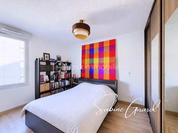 À Grenoble, à proximité du quartier Alliés, découvrez ce charmant T2 de 46 m² avec terrasse, situé au 3ᵉ étage sur 5 avec ascenseur d’une résidence de standing construite en 2013.
Un hall d’entrée dessert des toilettes indépendantes, puis une pièce de vie composée d’une cuisine ouverte équipée et d’un salon donnant directement accès à une terrasse. 
L’espace nuit comprend une chambre avec salle de bains.

Les atouts de bien:
Possibilité de garage en sus
Chauffage collectif + eau froide + eau chaude inclus dans les charges (108€/mois)
Normes BBC 2005

Un appartement agréable à vivre, qui conviendra aussi bien pour une résidence principale que pour un investissement locatif.

À découvrir rapidement !