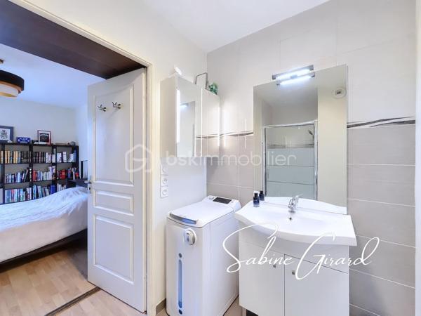 À Grenoble, à proximité du quartier Alliés, découvrez ce charmant T2 de 46 m² avec terrasse, situé au 3ᵉ étage sur 5 avec ascenseur d’une résidence de standing construite en 2013.
Un hall d’entrée dessert des toilettes indépendantes, puis une pièce de vie composée d’une cuisine ouverte équipée et d’un salon donnant directement accès à une terrasse. 
L’espace nuit comprend une chambre avec salle de bains.

Les atouts de bien:
Possibilité de garage en sus
Chauffage collectif + eau froide + eau chaude inclus dans les charges (108€/mois)
Normes BBC 2005

Un appartement agréable à vivre, qui conviendra aussi bien pour une résidence principale que pour un investissement locatif.

À découvrir rapidement !