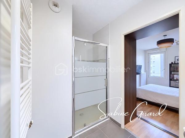 À Grenoble, à proximité du quartier Alliés, découvrez ce charmant T2 de 46 m² avec terrasse, situé au 3ᵉ étage sur 5 avec ascenseur d’une résidence de standing construite en 2013.
Un hall d’entrée dessert des toilettes indépendantes, puis une pièce de vie composée d’une cuisine ouverte équipée et d’un salon donnant directement accès à une terrasse. 
L’espace nuit comprend une chambre avec salle de bains.

Les atouts de bien:
Possibilité de garage en sus
Chauffage collectif + eau froide + eau chaude inclus dans les charges (108€/mois)
Normes BBC 2005

Un appartement agréable à vivre, qui conviendra aussi bien pour une résidence principale que pour un investissement locatif.

À découvrir rapidement !