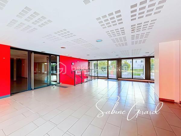 À Grenoble, à proximité du quartier Alliés, découvrez ce charmant T2 de 46 m² avec terrasse, situé au 3ᵉ étage sur 5 avec ascenseur d’une résidence de standing construite en 2013.
Un hall d’entrée dessert des toilettes indépendantes, puis une pièce de vie composée d’une cuisine ouverte équipée et d’un salon donnant directement accès à une terrasse. 
L’espace nuit comprend une chambre avec salle de bains.

Les atouts de bien:
Possibilité de garage en sus
Chauffage collectif + eau froide + eau chaude inclus dans les charges (108€/mois)
Normes BBC 2005

Un appartement agréable à vivre, qui conviendra aussi bien pour une résidence principale que pour un investissement locatif.

À découvrir rapidement !