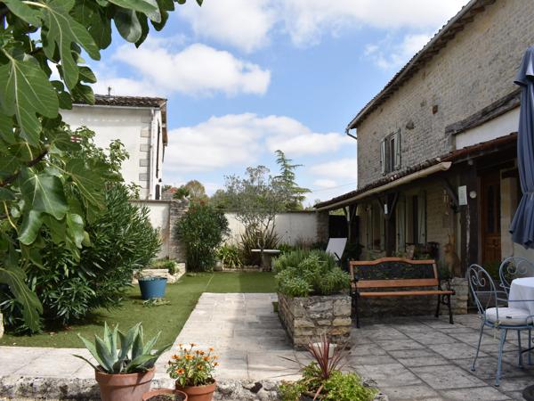 Belle grange et maison d'amis proche des commodités - 5 chambres au total!