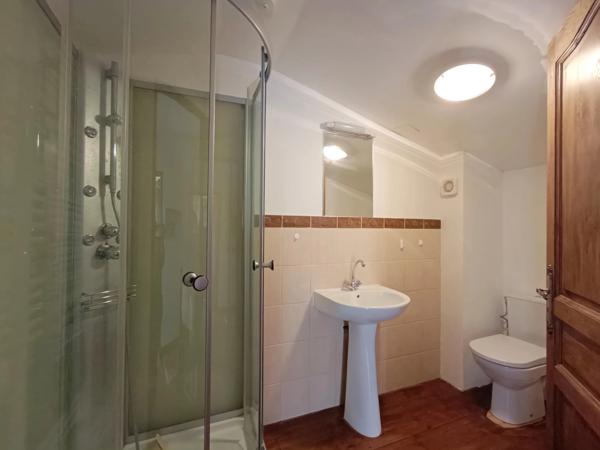 Belle grange et maison d'amis proche des commodités - 5 chambres au total!