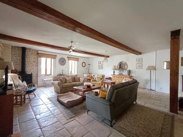 Belle grange et maison d'amis proche des commodités - 5 chambres au total!