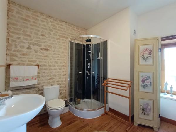 Belle grange et maison d'amis proche des commodités - 5 chambres au total!