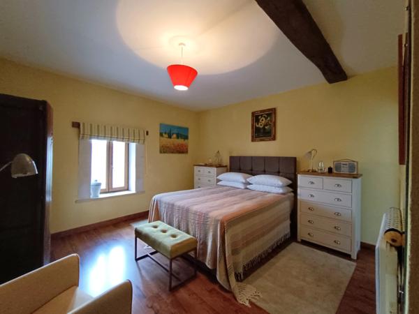 Belle grange et maison d'amis proche des commodités - 5 chambres au total!