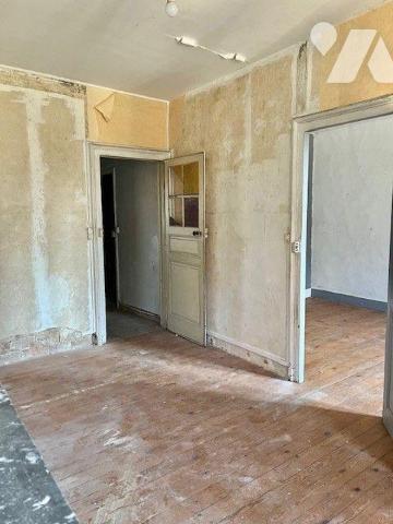 Immeuble avec une partie commerce (libre) et une partie habitation à restaurer avec garage et t...