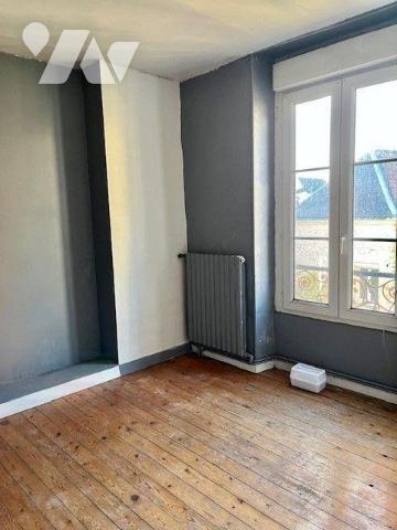 Immeuble avec une partie commerce (libre) et une partie habitation à restaurer avec garage et t...