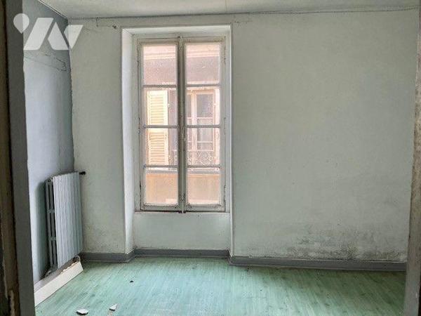 Immeuble avec une partie commerce (libre) et une partie habitation à restaurer avec garage et t...