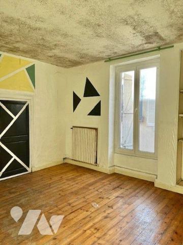 Immeuble avec une partie commerce (libre) et une partie habitation à restaurer avec garage et t...