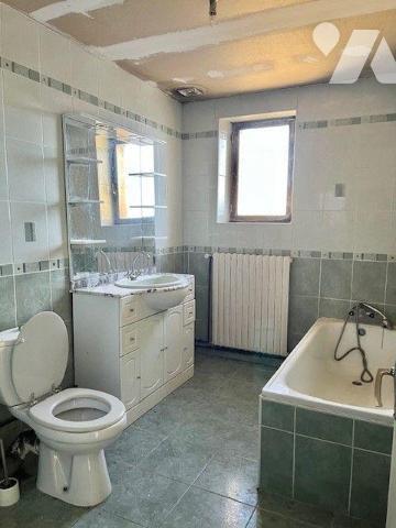 Immeuble avec une partie commerce (libre) et une partie habitation à restaurer avec garage et t...