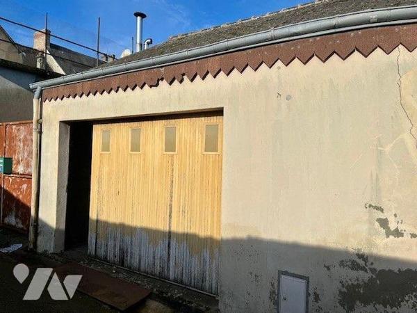 Immeuble avec une partie commerce (libre) et une partie habitation à restaurer avec garage et t...