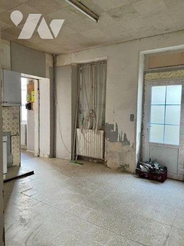 Immeuble avec une partie commerce (libre) et une partie habitation à restaurer avec garage et t...