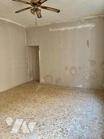 Immeuble avec une partie commerce (libre) et une partie habitation à restaurer avec garage et t...