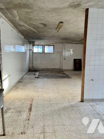 Immeuble avec une partie commerce (libre) et une partie habitation à restaurer avec garage et t...