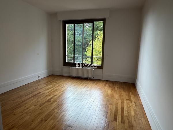 Location Appartement 3 pièces 122.93 m² - Saint-cloud 92210