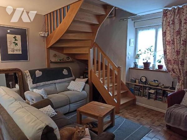 Maison en pierres sur 3 niveaux comprenant :
Au rez-de-chaussée : Entrée, wc avec lave mains, c...