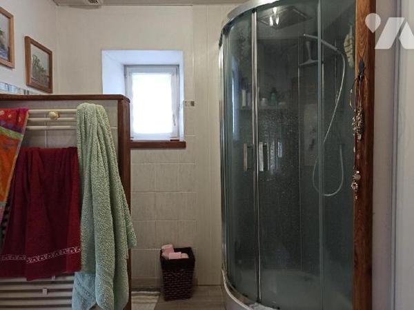 Maison en pierres sur 3 niveaux comprenant :
Au rez-de-chaussée : Entrée, wc avec lave mains, c...