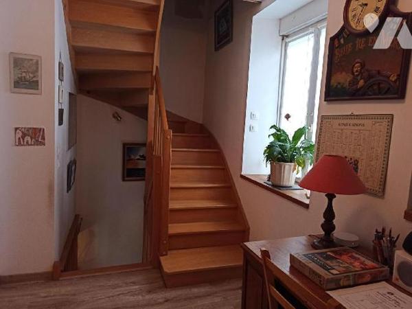 Maison en pierres sur 3 niveaux comprenant :
Au rez-de-chaussée : Entrée, wc avec lave mains, c...