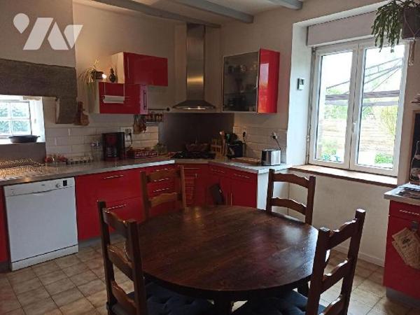 Maison en pierres sur 3 niveaux comprenant :
Au rez-de-chaussée : Entrée, wc avec lave mains, c...