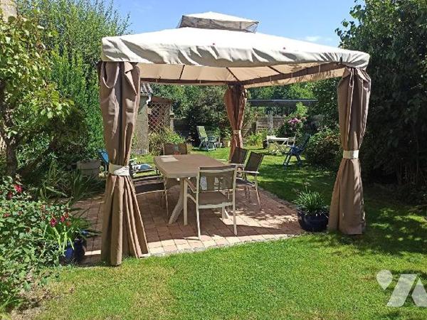 Maison en pierres sur 3 niveaux comprenant :
Au rez-de-chaussée : Entrée, wc avec lave mains, c...