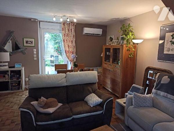 Maison en pierres sur 3 niveaux comprenant :
Au rez-de-chaussée : Entrée, wc avec lave mains, c...