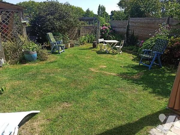 Maison en pierres sur 3 niveaux comprenant :
Au rez-de-chaussée : Entrée, wc avec lave mains, c...