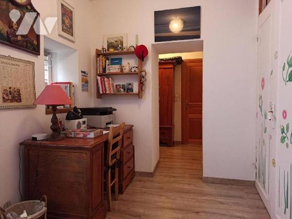 Maison en pierres sur 3 niveaux comprenant :
Au rez-de-chaussée : Entrée, wc avec lave mains, c...