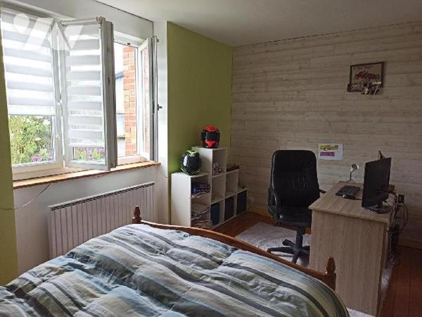 Maison en pierres sur 3 niveaux comprenant :
Au rez-de-chaussée : Entrée, wc avec lave mains, c...