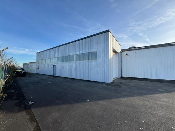A VENDRE bâtiment industriel 123 m2 avec parking en zone d'Agneaux (50180)