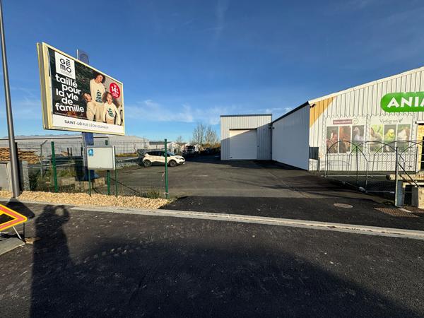 A VENDRE bâtiment industriel 123 m2 avec parking en zone d'Agneaux (50180)