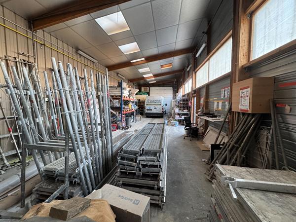 A VENDRE bâtiment industriel 123 m2 avec parking en zone d'Agneaux (50180)