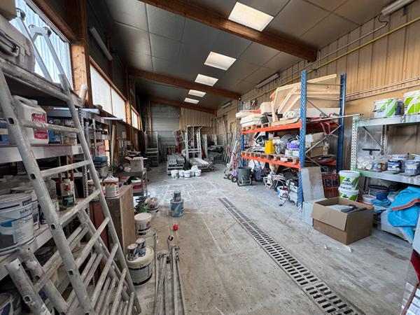 A VENDRE bâtiment industriel 123 m2 avec parking en zone d'Agneaux (50180)