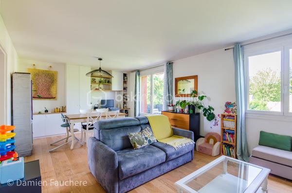 Coup de cœur ! Massy Descartes, Appartement 4 pièces traversant et en très bon état, avec balcon, cave et garage !

Idéalement situé dans le quartier Descartes à Massy, en limite d’Antony, dans un environnement recherché à proximité immédiate des écoles, commerces et de toutes les commodités ;
Côté transports, vous rejoignez la gare RER B Fontaine Michalon en moins de 10 minutes à pied (600 m) et la future station Antonypole de la ligne 18 du Grand Paris Express se situe à seulement 1 km.

Au sein d’une résidence calme, sécurisée et bien entretenue datant de 1957, cet appartement traversant Est/Ouest de 63 m² est situé au 2ᵉ étage sur 3, sans ascenseur. Lumineux et parfaitement agencé, il se compose de :
•	Une entrée avec placard ;
•	Un vaste séjour / salle à manger de 27 m² offrant la possibilité de créer une troisième chambre ;
•	Une cuisine récente (2025) équipée et aménagée ;
•	Deux chambres de 9 m² et 10 m² avec penderies intégrées ;
•	Des WC séparés ;
•	Une salle d’eau avec fenêtre et emplacement pour lave-linge.

Vous profiterez également : 
•	D’un agréable balcon exposé Ouest et donnant sur le parc de la résidence où les enfants jouent en toute sécurité. Idéal pour les beaux jours ;
•	D’une grande cave aménagée de 9 m² avec fenêtre et électricité ;
•	D’un garage privatif de 13 m².

La copropriété, à taille humaine et composée de deux bâtiments, offre un cadre de vie agréable avec de grands espaces verts clôturés, une aire de jeux pour enfants, un local à vélos ainsi qu’un visiophone. 
La résidence bénéficie également d’une nouvelle chaudière collective gaz à condensation, installée en 2025 ; 
Les charges de copropriété s’élèvent à 210 € par mois et comprennent notamment le chauffage ainsi que l’eau froide.

L’appartement a fait l’objet d’une rénovation complète et soignée ces dernières années :
•	Fenêtres PVC double vitrage ;
•	Tableau électrique rénové ;
•	Cuisine Schmidt installée en 2025 ;
•	Ballon d’eau chaude remplacé en 2025 ;
•	Parquet, placards et aménagements sur mesure…
Aucun travaux à prévoir : vous n’avez plus qu’à poser vos valises !

Les + :
✓ Appartement traversant et lumineux
✓ Aucun travaux à prévoir
✓ Balcon
✓ Garage privatif
✓ Cave aménagée avec fenêtre et électricité
✓ Possibilité de créer une 3ᵉ chambre
✓ Résidence familiale avec espaces verts
✓ Nouvelle chaudière collective gaz à condensation installée en 2025
✓ Proximité RER B et future ligne 18

Visite virtuelle disponible sur demande pour une première découverte de ce bien coup de cœur !
À votre disposition 7 jours sur 7 pour tout renseignement complémentaire ou organiser une visite.