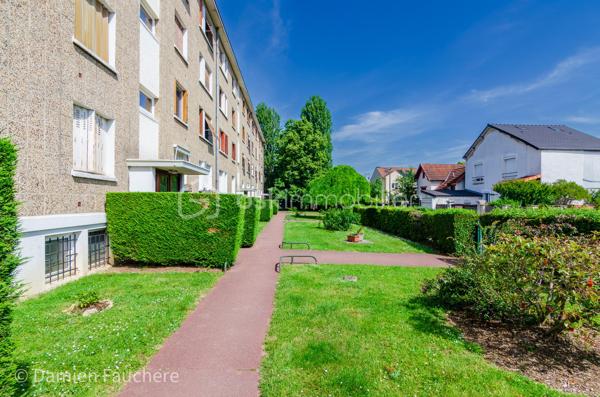 Coup de cœur ! Massy Descartes, Appartement 4 pièces traversant et en très bon état, avec balcon, cave et garage !

Idéalement situé dans le quartier Descartes à Massy, en limite d’Antony, dans un environnement recherché à proximité immédiate des écoles, commerces et de toutes les commodités ;
Côté transports, vous rejoignez la gare RER B Fontaine Michalon en moins de 10 minutes à pied (600 m) et la future station Antonypole de la ligne 18 du Grand Paris Express se situe à seulement 1 km.

Au sein d’une résidence calme, sécurisée et bien entretenue datant de 1957, cet appartement traversant Est/Ouest de 63 m² est situé au 2ᵉ étage sur 3, sans ascenseur. Lumineux et parfaitement agencé, il se compose de :
•	Une entrée avec placard ;
•	Un vaste séjour / salle à manger de 27 m² offrant la possibilité de créer une troisième chambre ;
•	Une cuisine récente (2025) équipée et aménagée ;
•	Deux chambres de 9 m² et 10 m² avec penderies intégrées ;
•	Des WC séparés ;
•	Une salle d’eau avec fenêtre et emplacement pour lave-linge.

Vous profiterez également : 
•	D’un agréable balcon exposé Ouest et donnant sur le parc de la résidence où les enfants jouent en toute sécurité. Idéal pour les beaux jours ;
•	D’une grande cave aménagée de 9 m² avec fenêtre et électricité ;
•	D’un garage privatif de 13 m².

La copropriété, à taille humaine et composée de deux bâtiments, offre un cadre de vie agréable avec de grands espaces verts clôturés, une aire de jeux pour enfants, un local à vélos ainsi qu’un visiophone. 
La résidence bénéficie également d’une nouvelle chaudière collective gaz à condensation, installée en 2025 ; 
Les charges de copropriété s’élèvent à 210 € par mois et comprennent notamment le chauffage ainsi que l’eau froide.

L’appartement a fait l’objet d’une rénovation complète et soignée ces dernières années :
•	Fenêtres PVC double vitrage ;
•	Tableau électrique rénové ;
•	Cuisine Schmidt installée en 2025 ;
•	Ballon d’eau chaude remplacé en 2025 ;
•	Parquet, placards et aménagements sur mesure…
Aucun travaux à prévoir : vous n’avez plus qu’à poser vos valises !

Les + :
✓ Appartement traversant et lumineux
✓ Aucun travaux à prévoir
✓ Balcon
✓ Garage privatif
✓ Cave aménagée avec fenêtre et électricité
✓ Possibilité de créer une 3ᵉ chambre
✓ Résidence familiale avec espaces verts
✓ Nouvelle chaudière collective gaz à condensation installée en 2025
✓ Proximité RER B et future ligne 18

Visite virtuelle disponible sur demande pour une première découverte de ce bien coup de cœur !
À votre disposition 7 jours sur 7 pour tout renseignement complémentaire ou organiser une visite.