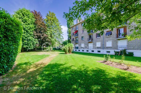 Coup de cœur ! Massy Descartes, Appartement 4 pièces traversant et en très bon état, avec balcon, cave et garage !

Idéalement situé dans le quartier Descartes à Massy, en limite d’Antony, dans un environnement recherché à proximité immédiate des écoles, commerces et de toutes les commodités ;
Côté transports, vous rejoignez la gare RER B Fontaine Michalon en moins de 10 minutes à pied (600 m) et la future station Antonypole de la ligne 18 du Grand Paris Express se situe à seulement 1 km.

Au sein d’une résidence calme, sécurisée et bien entretenue datant de 1957, cet appartement traversant Est/Ouest de 63 m² est situé au 2ᵉ étage sur 3, sans ascenseur. Lumineux et parfaitement agencé, il se compose de :
•	Une entrée avec placard ;
•	Un vaste séjour / salle à manger de 27 m² offrant la possibilité de créer une troisième chambre ;
•	Une cuisine récente (2025) équipée et aménagée ;
•	Deux chambres de 9 m² et 10 m² avec penderies intégrées ;
•	Des WC séparés ;
•	Une salle d’eau avec fenêtre et emplacement pour lave-linge.

Vous profiterez également : 
•	D’un agréable balcon exposé Ouest et donnant sur le parc de la résidence où les enfants jouent en toute sécurité. Idéal pour les beaux jours ;
•	D’une grande cave aménagée de 9 m² avec fenêtre et électricité ;
•	D’un garage privatif de 13 m².

La copropriété, à taille humaine et composée de deux bâtiments, offre un cadre de vie agréable avec de grands espaces verts clôturés, une aire de jeux pour enfants, un local à vélos ainsi qu’un visiophone. 
La résidence bénéficie également d’une nouvelle chaudière collective gaz à condensation, installée en 2025 ; 
Les charges de copropriété s’élèvent à 210 € par mois et comprennent notamment le chauffage ainsi que l’eau froide.

L’appartement a fait l’objet d’une rénovation complète et soignée ces dernières années :
•	Fenêtres PVC double vitrage ;
•	Tableau électrique rénové ;
•	Cuisine Schmidt installée en 2025 ;
•	Ballon d’eau chaude remplacé en 2025 ;
•	Parquet, placards et aménagements sur mesure…
Aucun travaux à prévoir : vous n’avez plus qu’à poser vos valises !

Les + :
✓ Appartement traversant et lumineux
✓ Aucun travaux à prévoir
✓ Balcon
✓ Garage privatif
✓ Cave aménagée avec fenêtre et électricité
✓ Possibilité de créer une 3ᵉ chambre
✓ Résidence familiale avec espaces verts
✓ Nouvelle chaudière collective gaz à condensation installée en 2025
✓ Proximité RER B et future ligne 18

Visite virtuelle disponible sur demande pour une première découverte de ce bien coup de cœur !
À votre disposition 7 jours sur 7 pour tout renseignement complémentaire ou organiser une visite.