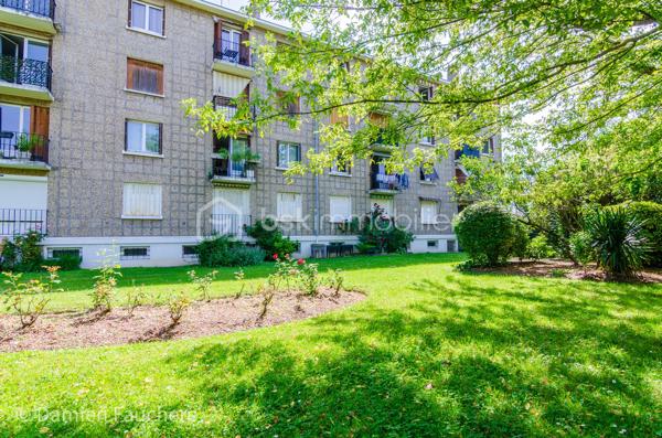 Coup de cœur ! Massy Descartes, Appartement 4 pièces traversant et en très bon état, avec balcon, cave et garage !

Idéalement situé dans le quartier Descartes à Massy, en limite d’Antony, dans un environnement recherché à proximité immédiate des écoles, commerces et de toutes les commodités ;
Côté transports, vous rejoignez la gare RER B Fontaine Michalon en moins de 10 minutes à pied (600 m) et la future station Antonypole de la ligne 18 du Grand Paris Express se situe à seulement 1 km.

Au sein d’une résidence calme, sécurisée et bien entretenue datant de 1957, cet appartement traversant Est/Ouest de 63 m² est situé au 2ᵉ étage sur 3, sans ascenseur. Lumineux et parfaitement agencé, il se compose de :
•	Une entrée avec placard ;
•	Un vaste séjour / salle à manger de 27 m² offrant la possibilité de créer une troisième chambre ;
•	Une cuisine récente (2025) équipée et aménagée ;
•	Deux chambres de 9 m² et 10 m² avec penderies intégrées ;
•	Des WC séparés ;
•	Une salle d’eau avec fenêtre et emplacement pour lave-linge.

Vous profiterez également : 
•	D’un agréable balcon exposé Ouest et donnant sur le parc de la résidence où les enfants jouent en toute sécurité. Idéal pour les beaux jours ;
•	D’une grande cave aménagée de 9 m² avec fenêtre et électricité ;
•	D’un garage privatif de 13 m².

La copropriété, à taille humaine et composée de deux bâtiments, offre un cadre de vie agréable avec de grands espaces verts clôturés, une aire de jeux pour enfants, un local à vélos ainsi qu’un visiophone. 
La résidence bénéficie également d’une nouvelle chaudière collective gaz à condensation, installée en 2025 ; 
Les charges de copropriété s’élèvent à 210 € par mois et comprennent notamment le chauffage ainsi que l’eau froide.

L’appartement a fait l’objet d’une rénovation complète et soignée ces dernières années :
•	Fenêtres PVC double vitrage ;
•	Tableau électrique rénové ;
•	Cuisine Schmidt installée en 2025 ;
•	Ballon d’eau chaude remplacé en 2025 ;
•	Parquet, placards et aménagements sur mesure…
Aucun travaux à prévoir : vous n’avez plus qu’à poser vos valises !

Les + :
✓ Appartement traversant et lumineux
✓ Aucun travaux à prévoir
✓ Balcon
✓ Garage privatif
✓ Cave aménagée avec fenêtre et électricité
✓ Possibilité de créer une 3ᵉ chambre
✓ Résidence familiale avec espaces verts
✓ Nouvelle chaudière collective gaz à condensation installée en 2025
✓ Proximité RER B et future ligne 18

Visite virtuelle disponible sur demande pour une première découverte de ce bien coup de cœur !
À votre disposition 7 jours sur 7 pour tout renseignement complémentaire ou organiser une visite.