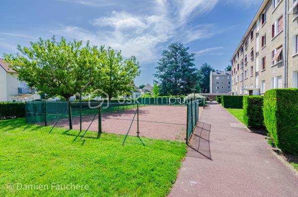 Coup de cœur ! Massy Descartes, Appartement 4 pièces traversant et en très bon état, avec balcon, cave et garage !

Idéalement situé dans le quartier Descartes à Massy, en limite d’Antony, dans un environnement recherché à proximité immédiate des écoles, commerces et de toutes les commodités ;
Côté transports, vous rejoignez la gare RER B Fontaine Michalon en moins de 10 minutes à pied (600 m) et la future station Antonypole de la ligne 18 du Grand Paris Express se situe à seulement 1 km.

Au sein d’une résidence calme, sécurisée et bien entretenue datant de 1957, cet appartement traversant Est/Ouest de 63 m² est situé au 2ᵉ étage sur 3, sans ascenseur. Lumineux et parfaitement agencé, il se compose de :
•	Une entrée avec placard ;
•	Un vaste séjour / salle à manger de 27 m² offrant la possibilité de créer une troisième chambre ;
•	Une cuisine récente (2025) équipée et aménagée ;
•	Deux chambres de 9 m² et 10 m² avec penderies intégrées ;
•	Des WC séparés ;
•	Une salle d’eau avec fenêtre et emplacement pour lave-linge.

Vous profiterez également : 
•	D’un agréable balcon exposé Ouest et donnant sur le parc de la résidence où les enfants jouent en toute sécurité. Idéal pour les beaux jours ;
•	D’une grande cave aménagée de 9 m² avec fenêtre et électricité ;
•	D’un garage privatif de 13 m².

La copropriété, à taille humaine et composée de deux bâtiments, offre un cadre de vie agréable avec de grands espaces verts clôturés, une aire de jeux pour enfants, un local à vélos ainsi qu’un visiophone. 
La résidence bénéficie également d’une nouvelle chaudière collective gaz à condensation, installée en 2025 ; 
Les charges de copropriété s’élèvent à 210 € par mois et comprennent notamment le chauffage ainsi que l’eau froide.

L’appartement a fait l’objet d’une rénovation complète et soignée ces dernières années :
•	Fenêtres PVC double vitrage ;
•	Tableau électrique rénové ;
•	Cuisine Schmidt installée en 2025 ;
•	Ballon d’eau chaude remplacé en 2025 ;
•	Parquet, placards et aménagements sur mesure…
Aucun travaux à prévoir : vous n’avez plus qu’à poser vos valises !

Les + :
✓ Appartement traversant et lumineux
✓ Aucun travaux à prévoir
✓ Balcon
✓ Garage privatif
✓ Cave aménagée avec fenêtre et électricité
✓ Possibilité de créer une 3ᵉ chambre
✓ Résidence familiale avec espaces verts
✓ Nouvelle chaudière collective gaz à condensation installée en 2025
✓ Proximité RER B et future ligne 18

Visite virtuelle disponible sur demande pour une première découverte de ce bien coup de cœur !
À votre disposition 7 jours sur 7 pour tout renseignement complémentaire ou organiser une visite.