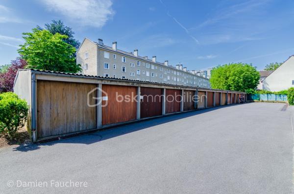 Coup de cœur ! Massy Descartes, Appartement 4 pièces traversant et en très bon état, avec balcon, cave et garage !

Idéalement situé dans le quartier Descartes à Massy, en limite d’Antony, dans un environnement recherché à proximité immédiate des écoles, commerces et de toutes les commodités ;
Côté transports, vous rejoignez la gare RER B Fontaine Michalon en moins de 10 minutes à pied (600 m) et la future station Antonypole de la ligne 18 du Grand Paris Express se situe à seulement 1 km.

Au sein d’une résidence calme, sécurisée et bien entretenue datant de 1957, cet appartement traversant Est/Ouest de 63 m² est situé au 2ᵉ étage sur 3, sans ascenseur. Lumineux et parfaitement agencé, il se compose de :
•	Une entrée avec placard ;
•	Un vaste séjour / salle à manger de 27 m² offrant la possibilité de créer une troisième chambre ;
•	Une cuisine récente (2025) équipée et aménagée ;
•	Deux chambres de 9 m² et 10 m² avec penderies intégrées ;
•	Des WC séparés ;
•	Une salle d’eau avec fenêtre et emplacement pour lave-linge.

Vous profiterez également : 
•	D’un agréable balcon exposé Ouest et donnant sur le parc de la résidence où les enfants jouent en toute sécurité. Idéal pour les beaux jours ;
•	D’une grande cave aménagée de 9 m² avec fenêtre et électricité ;
•	D’un garage privatif de 13 m².

La copropriété, à taille humaine et composée de deux bâtiments, offre un cadre de vie agréable avec de grands espaces verts clôturés, une aire de jeux pour enfants, un local à vélos ainsi qu’un visiophone. 
La résidence bénéficie également d’une nouvelle chaudière collective gaz à condensation, installée en 2025 ; 
Les charges de copropriété s’élèvent à 210 € par mois et comprennent notamment le chauffage ainsi que l’eau froide.

L’appartement a fait l’objet d’une rénovation complète et soignée ces dernières années :
•	Fenêtres PVC double vitrage ;
•	Tableau électrique rénové ;
•	Cuisine Schmidt installée en 2025 ;
•	Ballon d’eau chaude remplacé en 2025 ;
•	Parquet, placards et aménagements sur mesure…
Aucun travaux à prévoir : vous n’avez plus qu’à poser vos valises !

Les + :
✓ Appartement traversant et lumineux
✓ Aucun travaux à prévoir
✓ Balcon
✓ Garage privatif
✓ Cave aménagée avec fenêtre et électricité
✓ Possibilité de créer une 3ᵉ chambre
✓ Résidence familiale avec espaces verts
✓ Nouvelle chaudière collective gaz à condensation installée en 2025
✓ Proximité RER B et future ligne 18

Visite virtuelle disponible sur demande pour une première découverte de ce bien coup de cœur !
À votre disposition 7 jours sur 7 pour tout renseignement complémentaire ou organiser une visite.