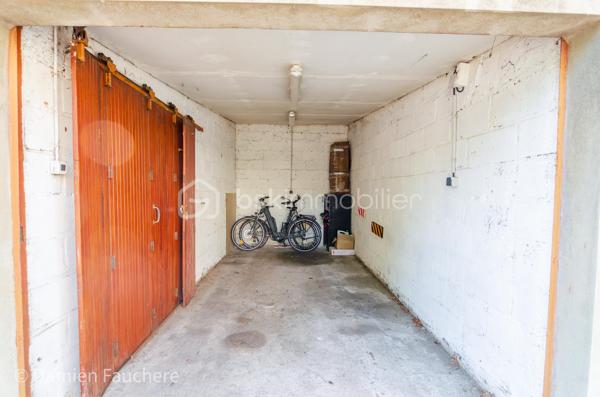 Coup de cœur ! Massy Descartes, Appartement 4 pièces traversant et en très bon état, avec balcon, cave et garage !

Idéalement situé dans le quartier Descartes à Massy, en limite d’Antony, dans un environnement recherché à proximité immédiate des écoles, commerces et de toutes les commodités ;
Côté transports, vous rejoignez la gare RER B Fontaine Michalon en moins de 10 minutes à pied (600 m) et la future station Antonypole de la ligne 18 du Grand Paris Express se situe à seulement 1 km.

Au sein d’une résidence calme, sécurisée et bien entretenue datant de 1957, cet appartement traversant Est/Ouest de 63 m² est situé au 2ᵉ étage sur 3, sans ascenseur. Lumineux et parfaitement agencé, il se compose de :
•	Une entrée avec placard ;
•	Un vaste séjour / salle à manger de 27 m² offrant la possibilité de créer une troisième chambre ;
•	Une cuisine récente (2025) équipée et aménagée ;
•	Deux chambres de 9 m² et 10 m² avec penderies intégrées ;
•	Des WC séparés ;
•	Une salle d’eau avec fenêtre et emplacement pour lave-linge.

Vous profiterez également : 
•	D’un agréable balcon exposé Ouest et donnant sur le parc de la résidence où les enfants jouent en toute sécurité. Idéal pour les beaux jours ;
•	D’une grande cave aménagée de 9 m² avec fenêtre et électricité ;
•	D’un garage privatif de 13 m².

La copropriété, à taille humaine et composée de deux bâtiments, offre un cadre de vie agréable avec de grands espaces verts clôturés, une aire de jeux pour enfants, un local à vélos ainsi qu’un visiophone. 
La résidence bénéficie également d’une nouvelle chaudière collective gaz à condensation, installée en 2025 ; 
Les charges de copropriété s’élèvent à 210 € par mois et comprennent notamment le chauffage ainsi que l’eau froide.

L’appartement a fait l’objet d’une rénovation complète et soignée ces dernières années :
•	Fenêtres PVC double vitrage ;
•	Tableau électrique rénové ;
•	Cuisine Schmidt installée en 2025 ;
•	Ballon d’eau chaude remplacé en 2025 ;
•	Parquet, placards et aménagements sur mesure…
Aucun travaux à prévoir : vous n’avez plus qu’à poser vos valises !

Les + :
✓ Appartement traversant et lumineux
✓ Aucun travaux à prévoir
✓ Balcon
✓ Garage privatif
✓ Cave aménagée avec fenêtre et électricité
✓ Possibilité de créer une 3ᵉ chambre
✓ Résidence familiale avec espaces verts
✓ Nouvelle chaudière collective gaz à condensation installée en 2025
✓ Proximité RER B et future ligne 18

Visite virtuelle disponible sur demande pour une première découverte de ce bien coup de cœur !
À votre disposition 7 jours sur 7 pour tout renseignement complémentaire ou organiser une visite.