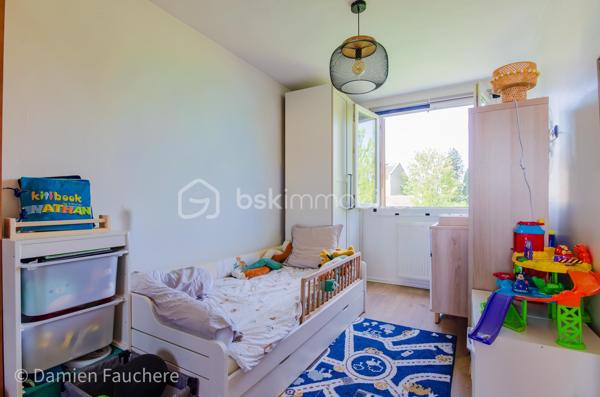 Coup de cœur ! Massy Descartes, Appartement 4 pièces traversant et en très bon état, avec balcon, cave et garage !

Idéalement situé dans le quartier Descartes à Massy, en limite d’Antony, dans un environnement recherché à proximité immédiate des écoles, commerces et de toutes les commodités ;
Côté transports, vous rejoignez la gare RER B Fontaine Michalon en moins de 10 minutes à pied (600 m) et la future station Antonypole de la ligne 18 du Grand Paris Express se situe à seulement 1 km.

Au sein d’une résidence calme, sécurisée et bien entretenue datant de 1957, cet appartement traversant Est/Ouest de 63 m² est situé au 2ᵉ étage sur 3, sans ascenseur. Lumineux et parfaitement agencé, il se compose de :
•	Une entrée avec placard ;
•	Un vaste séjour / salle à manger de 27 m² offrant la possibilité de créer une troisième chambre ;
•	Une cuisine récente (2025) équipée et aménagée ;
•	Deux chambres de 9 m² et 10 m² avec penderies intégrées ;
•	Des WC séparés ;
•	Une salle d’eau avec fenêtre et emplacement pour lave-linge.

Vous profiterez également : 
•	D’un agréable balcon exposé Ouest et donnant sur le parc de la résidence où les enfants jouent en toute sécurité. Idéal pour les beaux jours ;
•	D’une grande cave aménagée de 9 m² avec fenêtre et électricité ;
•	D’un garage privatif de 13 m².

La copropriété, à taille humaine et composée de deux bâtiments, offre un cadre de vie agréable avec de grands espaces verts clôturés, une aire de jeux pour enfants, un local à vélos ainsi qu’un visiophone. 
La résidence bénéficie également d’une nouvelle chaudière collective gaz à condensation, installée en 2025 ; 
Les charges de copropriété s’élèvent à 210 € par mois et comprennent notamment le chauffage ainsi que l’eau froide.

L’appartement a fait l’objet d’une rénovation complète et soignée ces dernières années :
•	Fenêtres PVC double vitrage ;
•	Tableau électrique rénové ;
•	Cuisine Schmidt installée en 2025 ;
•	Ballon d’eau chaude remplacé en 2025 ;
•	Parquet, placards et aménagements sur mesure…
Aucun travaux à prévoir : vous n’avez plus qu’à poser vos valises !

Les + :
✓ Appartement traversant et lumineux
✓ Aucun travaux à prévoir
✓ Balcon
✓ Garage privatif
✓ Cave aménagée avec fenêtre et électricité
✓ Possibilité de créer une 3ᵉ chambre
✓ Résidence familiale avec espaces verts
✓ Nouvelle chaudière collective gaz à condensation installée en 2025
✓ Proximité RER B et future ligne 18

Visite virtuelle disponible sur demande pour une première découverte de ce bien coup de cœur !
À votre disposition 7 jours sur 7 pour tout renseignement complémentaire ou organiser une visite.