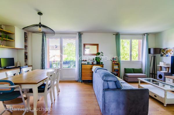 Coup de cœur ! Massy Descartes, Appartement 4 pièces traversant et en très bon état, avec balcon, cave et garage !

Idéalement situé dans le quartier Descartes à Massy, en limite d’Antony, dans un environnement recherché à proximité immédiate des écoles, commerces et de toutes les commodités ;
Côté transports, vous rejoignez la gare RER B Fontaine Michalon en moins de 10 minutes à pied (600 m) et la future station Antonypole de la ligne 18 du Grand Paris Express se situe à seulement 1 km.

Au sein d’une résidence calme, sécurisée et bien entretenue datant de 1957, cet appartement traversant Est/Ouest de 63 m² est situé au 2ᵉ étage sur 3, sans ascenseur. Lumineux et parfaitement agencé, il se compose de :
•	Une entrée avec placard ;
•	Un vaste séjour / salle à manger de 27 m² offrant la possibilité de créer une troisième chambre ;
•	Une cuisine récente (2025) équipée et aménagée ;
•	Deux chambres de 9 m² et 10 m² avec penderies intégrées ;
•	Des WC séparés ;
•	Une salle d’eau avec fenêtre et emplacement pour lave-linge.

Vous profiterez également : 
•	D’un agréable balcon exposé Ouest et donnant sur le parc de la résidence où les enfants jouent en toute sécurité. Idéal pour les beaux jours ;
•	D’une grande cave aménagée de 9 m² avec fenêtre et électricité ;
•	D’un garage privatif de 13 m².

La copropriété, à taille humaine et composée de deux bâtiments, offre un cadre de vie agréable avec de grands espaces verts clôturés, une aire de jeux pour enfants, un local à vélos ainsi qu’un visiophone. 
La résidence bénéficie également d’une nouvelle chaudière collective gaz à condensation, installée en 2025 ; 
Les charges de copropriété s’élèvent à 210 € par mois et comprennent notamment le chauffage ainsi que l’eau froide.

L’appartement a fait l’objet d’une rénovation complète et soignée ces dernières années :
•	Fenêtres PVC double vitrage ;
•	Tableau électrique rénové ;
•	Cuisine Schmidt installée en 2025 ;
•	Ballon d’eau chaude remplacé en 2025 ;
•	Parquet, placards et aménagements sur mesure…
Aucun travaux à prévoir : vous n’avez plus qu’à poser vos valises !

Les + :
✓ Appartement traversant et lumineux
✓ Aucun travaux à prévoir
✓ Balcon
✓ Garage privatif
✓ Cave aménagée avec fenêtre et électricité
✓ Possibilité de créer une 3ᵉ chambre
✓ Résidence familiale avec espaces verts
✓ Nouvelle chaudière collective gaz à condensation installée en 2025
✓ Proximité RER B et future ligne 18

Visite virtuelle disponible sur demande pour une première découverte de ce bien coup de cœur !
À votre disposition 7 jours sur 7 pour tout renseignement complémentaire ou organiser une visite.