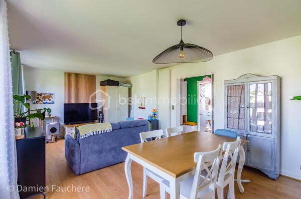 Coup de cœur ! Massy Descartes, Appartement 4 pièces traversant et en très bon état, avec balcon, cave et garage !

Idéalement situé dans le quartier Descartes à Massy, en limite d’Antony, dans un environnement recherché à proximité immédiate des écoles, commerces et de toutes les commodités ;
Côté transports, vous rejoignez la gare RER B Fontaine Michalon en moins de 10 minutes à pied (600 m) et la future station Antonypole de la ligne 18 du Grand Paris Express se situe à seulement 1 km.

Au sein d’une résidence calme, sécurisée et bien entretenue datant de 1957, cet appartement traversant Est/Ouest de 63 m² est situé au 2ᵉ étage sur 3, sans ascenseur. Lumineux et parfaitement agencé, il se compose de :
•	Une entrée avec placard ;
•	Un vaste séjour / salle à manger de 27 m² offrant la possibilité de créer une troisième chambre ;
•	Une cuisine récente (2025) équipée et aménagée ;
•	Deux chambres de 9 m² et 10 m² avec penderies intégrées ;
•	Des WC séparés ;
•	Une salle d’eau avec fenêtre et emplacement pour lave-linge.

Vous profiterez également : 
•	D’un agréable balcon exposé Ouest et donnant sur le parc de la résidence où les enfants jouent en toute sécurité. Idéal pour les beaux jours ;
•	D’une grande cave aménagée de 9 m² avec fenêtre et électricité ;
•	D’un garage privatif de 13 m².

La copropriété, à taille humaine et composée de deux bâtiments, offre un cadre de vie agréable avec de grands espaces verts clôturés, une aire de jeux pour enfants, un local à vélos ainsi qu’un visiophone. 
La résidence bénéficie également d’une nouvelle chaudière collective gaz à condensation, installée en 2025 ; 
Les charges de copropriété s’élèvent à 210 € par mois et comprennent notamment le chauffage ainsi que l’eau froide.

L’appartement a fait l’objet d’une rénovation complète et soignée ces dernières années :
•	Fenêtres PVC double vitrage ;
•	Tableau électrique rénové ;
•	Cuisine Schmidt installée en 2025 ;
•	Ballon d’eau chaude remplacé en 2025 ;
•	Parquet, placards et aménagements sur mesure…
Aucun travaux à prévoir : vous n’avez plus qu’à poser vos valises !

Les + :
✓ Appartement traversant et lumineux
✓ Aucun travaux à prévoir
✓ Balcon
✓ Garage privatif
✓ Cave aménagée avec fenêtre et électricité
✓ Possibilité de créer une 3ᵉ chambre
✓ Résidence familiale avec espaces verts
✓ Nouvelle chaudière collective gaz à condensation installée en 2025
✓ Proximité RER B et future ligne 18

Visite virtuelle disponible sur demande pour une première découverte de ce bien coup de cœur !
À votre disposition 7 jours sur 7 pour tout renseignement complémentaire ou organiser une visite.