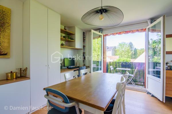 Coup de cœur ! Massy Descartes, Appartement 4 pièces traversant et en très bon état, avec balcon, cave et garage !

Idéalement situé dans le quartier Descartes à Massy, en limite d’Antony, dans un environnement recherché à proximité immédiate des écoles, commerces et de toutes les commodités ;
Côté transports, vous rejoignez la gare RER B Fontaine Michalon en moins de 10 minutes à pied (600 m) et la future station Antonypole de la ligne 18 du Grand Paris Express se situe à seulement 1 km.

Au sein d’une résidence calme, sécurisée et bien entretenue datant de 1957, cet appartement traversant Est/Ouest de 63 m² est situé au 2ᵉ étage sur 3, sans ascenseur. Lumineux et parfaitement agencé, il se compose de :
•	Une entrée avec placard ;
•	Un vaste séjour / salle à manger de 27 m² offrant la possibilité de créer une troisième chambre ;
•	Une cuisine récente (2025) équipée et aménagée ;
•	Deux chambres de 9 m² et 10 m² avec penderies intégrées ;
•	Des WC séparés ;
•	Une salle d’eau avec fenêtre et emplacement pour lave-linge.

Vous profiterez également : 
•	D’un agréable balcon exposé Ouest et donnant sur le parc de la résidence où les enfants jouent en toute sécurité. Idéal pour les beaux jours ;
•	D’une grande cave aménagée de 9 m² avec fenêtre et électricité ;
•	D’un garage privatif de 13 m².

La copropriété, à taille humaine et composée de deux bâtiments, offre un cadre de vie agréable avec de grands espaces verts clôturés, une aire de jeux pour enfants, un local à vélos ainsi qu’un visiophone. 
La résidence bénéficie également d’une nouvelle chaudière collective gaz à condensation, installée en 2025 ; 
Les charges de copropriété s’élèvent à 210 € par mois et comprennent notamment le chauffage ainsi que l’eau froide.

L’appartement a fait l’objet d’une rénovation complète et soignée ces dernières années :
•	Fenêtres PVC double vitrage ;
•	Tableau électrique rénové ;
•	Cuisine Schmidt installée en 2025 ;
•	Ballon d’eau chaude remplacé en 2025 ;
•	Parquet, placards et aménagements sur mesure…
Aucun travaux à prévoir : vous n’avez plus qu’à poser vos valises !

Les + :
✓ Appartement traversant et lumineux
✓ Aucun travaux à prévoir
✓ Balcon
✓ Garage privatif
✓ Cave aménagée avec fenêtre et électricité
✓ Possibilité de créer une 3ᵉ chambre
✓ Résidence familiale avec espaces verts
✓ Nouvelle chaudière collective gaz à condensation installée en 2025
✓ Proximité RER B et future ligne 18

Visite virtuelle disponible sur demande pour une première découverte de ce bien coup de cœur !
À votre disposition 7 jours sur 7 pour tout renseignement complémentaire ou organiser une visite.