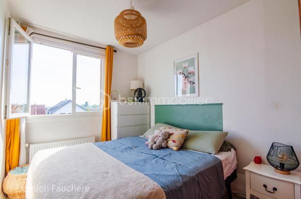 Coup de cœur ! Massy Descartes, Appartement 4 pièces traversant et en très bon état, avec balcon, cave et garage !

Idéalement situé dans le quartier Descartes à Massy, en limite d’Antony, dans un environnement recherché à proximité immédiate des écoles, commerces et de toutes les commodités ;
Côté transports, vous rejoignez la gare RER B Fontaine Michalon en moins de 10 minutes à pied (600 m) et la future station Antonypole de la ligne 18 du Grand Paris Express se situe à seulement 1 km.

Au sein d’une résidence calme, sécurisée et bien entretenue datant de 1957, cet appartement traversant Est/Ouest de 63 m² est situé au 2ᵉ étage sur 3, sans ascenseur. Lumineux et parfaitement agencé, il se compose de :
•	Une entrée avec placard ;
•	Un vaste séjour / salle à manger de 27 m² offrant la possibilité de créer une troisième chambre ;
•	Une cuisine récente (2025) équipée et aménagée ;
•	Deux chambres de 9 m² et 10 m² avec penderies intégrées ;
•	Des WC séparés ;
•	Une salle d’eau avec fenêtre et emplacement pour lave-linge.

Vous profiterez également : 
•	D’un agréable balcon exposé Ouest et donnant sur le parc de la résidence où les enfants jouent en toute sécurité. Idéal pour les beaux jours ;
•	D’une grande cave aménagée de 9 m² avec fenêtre et électricité ;
•	D’un garage privatif de 13 m².

La copropriété, à taille humaine et composée de deux bâtiments, offre un cadre de vie agréable avec de grands espaces verts clôturés, une aire de jeux pour enfants, un local à vélos ainsi qu’un visiophone. 
La résidence bénéficie également d’une nouvelle chaudière collective gaz à condensation, installée en 2025 ; 
Les charges de copropriété s’élèvent à 210 € par mois et comprennent notamment le chauffage ainsi que l’eau froide.

L’appartement a fait l’objet d’une rénovation complète et soignée ces dernières années :
•	Fenêtres PVC double vitrage ;
•	Tableau électrique rénové ;
•	Cuisine Schmidt installée en 2025 ;
•	Ballon d’eau chaude remplacé en 2025 ;
•	Parquet, placards et aménagements sur mesure…
Aucun travaux à prévoir : vous n’avez plus qu’à poser vos valises !

Les + :
✓ Appartement traversant et lumineux
✓ Aucun travaux à prévoir
✓ Balcon
✓ Garage privatif
✓ Cave aménagée avec fenêtre et électricité
✓ Possibilité de créer une 3ᵉ chambre
✓ Résidence familiale avec espaces verts
✓ Nouvelle chaudière collective gaz à condensation installée en 2025
✓ Proximité RER B et future ligne 18

Visite virtuelle disponible sur demande pour une première découverte de ce bien coup de cœur !
À votre disposition 7 jours sur 7 pour tout renseignement complémentaire ou organiser une visite.