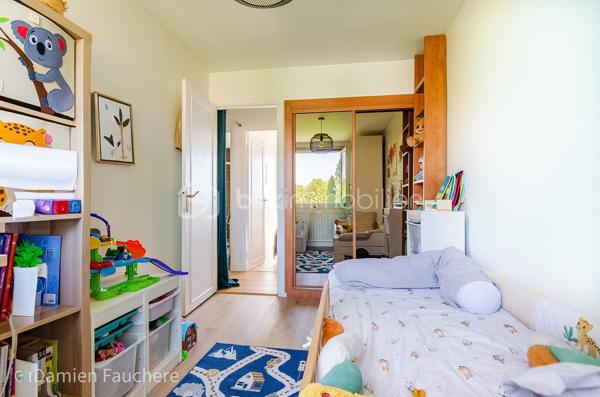 Coup de cœur ! Massy Descartes, Appartement 4 pièces traversant et en très bon état, avec balcon, cave et garage !

Idéalement situé dans le quartier Descartes à Massy, en limite d’Antony, dans un environnement recherché à proximité immédiate des écoles, commerces et de toutes les commodités ;
Côté transports, vous rejoignez la gare RER B Fontaine Michalon en moins de 10 minutes à pied (600 m) et la future station Antonypole de la ligne 18 du Grand Paris Express se situe à seulement 1 km.

Au sein d’une résidence calme, sécurisée et bien entretenue datant de 1957, cet appartement traversant Est/Ouest de 63 m² est situé au 2ᵉ étage sur 3, sans ascenseur. Lumineux et parfaitement agencé, il se compose de :
•	Une entrée avec placard ;
•	Un vaste séjour / salle à manger de 27 m² offrant la possibilité de créer une troisième chambre ;
•	Une cuisine récente (2025) équipée et aménagée ;
•	Deux chambres de 9 m² et 10 m² avec penderies intégrées ;
•	Des WC séparés ;
•	Une salle d’eau avec fenêtre et emplacement pour lave-linge.

Vous profiterez également : 
•	D’un agréable balcon exposé Ouest et donnant sur le parc de la résidence où les enfants jouent en toute sécurité. Idéal pour les beaux jours ;
•	D’une grande cave aménagée de 9 m² avec fenêtre et électricité ;
•	D’un garage privatif de 13 m².

La copropriété, à taille humaine et composée de deux bâtiments, offre un cadre de vie agréable avec de grands espaces verts clôturés, une aire de jeux pour enfants, un local à vélos ainsi qu’un visiophone. 
La résidence bénéficie également d’une nouvelle chaudière collective gaz à condensation, installée en 2025 ; 
Les charges de copropriété s’élèvent à 210 € par mois et comprennent notamment le chauffage ainsi que l’eau froide.

L’appartement a fait l’objet d’une rénovation complète et soignée ces dernières années :
•	Fenêtres PVC double vitrage ;
•	Tableau électrique rénové ;
•	Cuisine Schmidt installée en 2025 ;
•	Ballon d’eau chaude remplacé en 2025 ;
•	Parquet, placards et aménagements sur mesure…
Aucun travaux à prévoir : vous n’avez plus qu’à poser vos valises !

Les + :
✓ Appartement traversant et lumineux
✓ Aucun travaux à prévoir
✓ Balcon
✓ Garage privatif
✓ Cave aménagée avec fenêtre et électricité
✓ Possibilité de créer une 3ᵉ chambre
✓ Résidence familiale avec espaces verts
✓ Nouvelle chaudière collective gaz à condensation installée en 2025
✓ Proximité RER B et future ligne 18

Visite virtuelle disponible sur demande pour une première découverte de ce bien coup de cœur !
À votre disposition 7 jours sur 7 pour tout renseignement complémentaire ou organiser une visite.