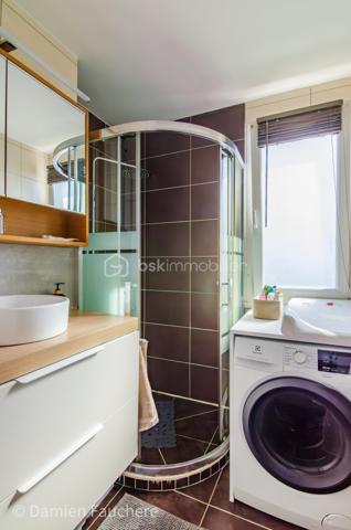 Coup de cœur ! Massy Descartes, Appartement 4 pièces traversant et en très bon état, avec balcon, cave et garage !

Idéalement situé dans le quartier Descartes à Massy, en limite d’Antony, dans un environnement recherché à proximité immédiate des écoles, commerces et de toutes les commodités ;
Côté transports, vous rejoignez la gare RER B Fontaine Michalon en moins de 10 minutes à pied (600 m) et la future station Antonypole de la ligne 18 du Grand Paris Express se situe à seulement 1 km.

Au sein d’une résidence calme, sécurisée et bien entretenue datant de 1957, cet appartement traversant Est/Ouest de 63 m² est situé au 2ᵉ étage sur 3, sans ascenseur. Lumineux et parfaitement agencé, il se compose de :
•	Une entrée avec placard ;
•	Un vaste séjour / salle à manger de 27 m² offrant la possibilité de créer une troisième chambre ;
•	Une cuisine récente (2025) équipée et aménagée ;
•	Deux chambres de 9 m² et 10 m² avec penderies intégrées ;
•	Des WC séparés ;
•	Une salle d’eau avec fenêtre et emplacement pour lave-linge.

Vous profiterez également : 
•	D’un agréable balcon exposé Ouest et donnant sur le parc de la résidence où les enfants jouent en toute sécurité. Idéal pour les beaux jours ;
•	D’une grande cave aménagée de 9 m² avec fenêtre et électricité ;
•	D’un garage privatif de 13 m².

La copropriété, à taille humaine et composée de deux bâtiments, offre un cadre de vie agréable avec de grands espaces verts clôturés, une aire de jeux pour enfants, un local à vélos ainsi qu’un visiophone. 
La résidence bénéficie également d’une nouvelle chaudière collective gaz à condensation, installée en 2025 ; 
Les charges de copropriété s’élèvent à 210 € par mois et comprennent notamment le chauffage ainsi que l’eau froide.

L’appartement a fait l’objet d’une rénovation complète et soignée ces dernières années :
•	Fenêtres PVC double vitrage ;
•	Tableau électrique rénové ;
•	Cuisine Schmidt installée en 2025 ;
•	Ballon d’eau chaude remplacé en 2025 ;
•	Parquet, placards et aménagements sur mesure…
Aucun travaux à prévoir : vous n’avez plus qu’à poser vos valises !

Les + :
✓ Appartement traversant et lumineux
✓ Aucun travaux à prévoir
✓ Balcon
✓ Garage privatif
✓ Cave aménagée avec fenêtre et électricité
✓ Possibilité de créer une 3ᵉ chambre
✓ Résidence familiale avec espaces verts
✓ Nouvelle chaudière collective gaz à condensation installée en 2025
✓ Proximité RER B et future ligne 18

Visite virtuelle disponible sur demande pour une première découverte de ce bien coup de cœur !
À votre disposition 7 jours sur 7 pour tout renseignement complémentaire ou organiser une visite.