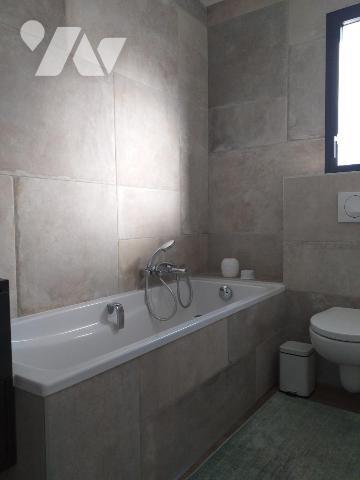 Bourg maison récente de 4 chambres sur jardin de 844m² poss 2 logements